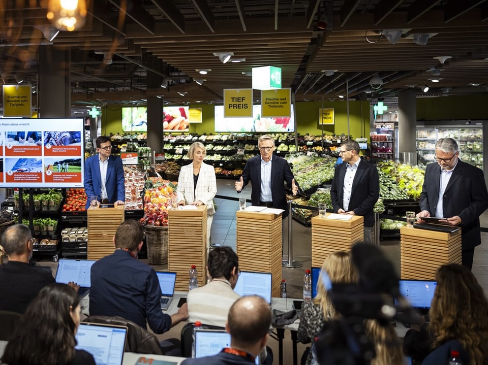 Medienkonferenz in einer der grössten Fillialen der Schweiz, im der Migros am Zürcher Limmatplatz.