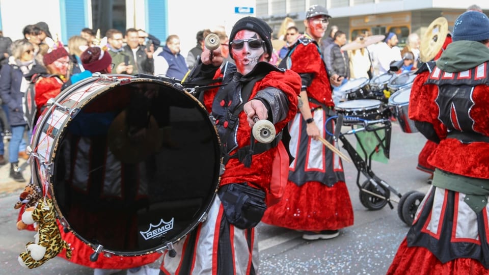 Fasnacht in Graubünden: Guggenmusik, bunte Kostüme und Umzüge