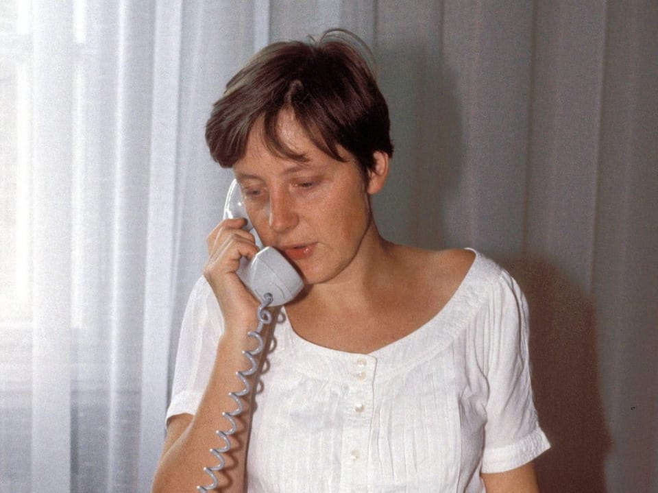 Angela Merkel, sehr jung, am Telefon