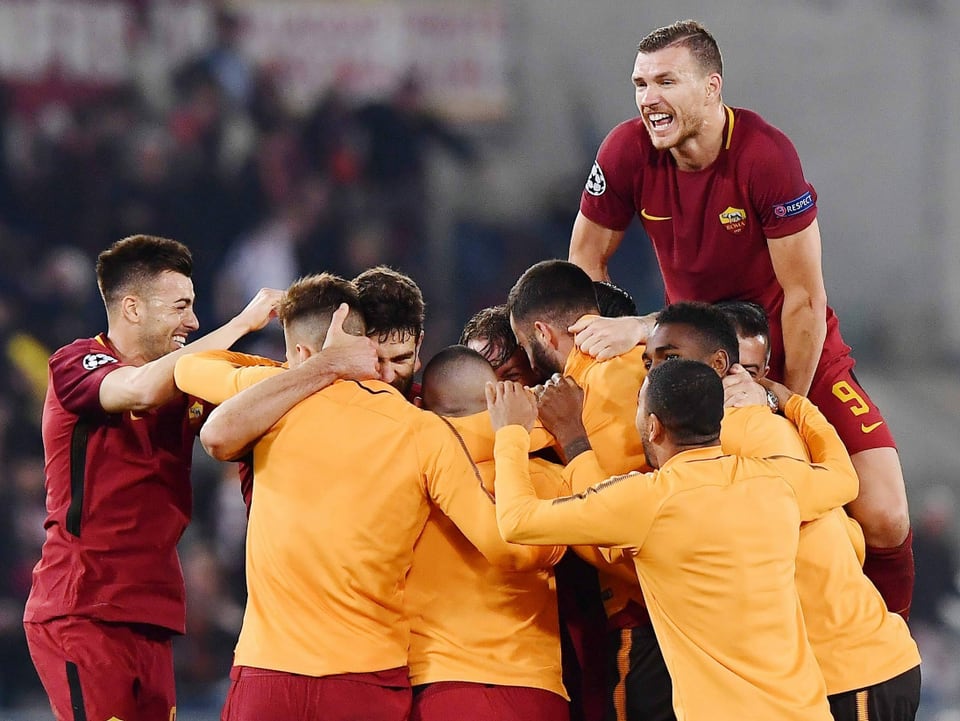 Edin Dzeko und Co. bejubeln die sensationelle Wende gegen Barcelona.