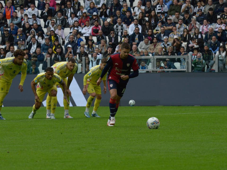 Razvan Marin erzielt per Penalty den Ausgleich für Cagliari.