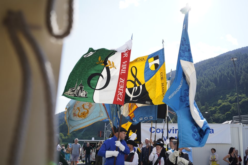 Die Fahnenträger warten vor dem Festzelt auf den Einzug.