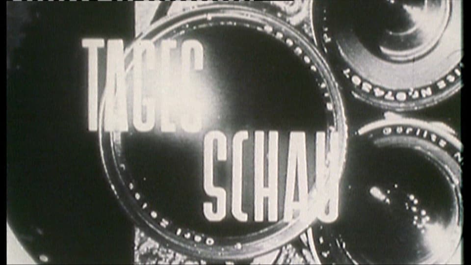 Der Titel der Tagesschau von 1953. Eine Kameralinse im hintergrund und der Schriftzug Tagesschau.