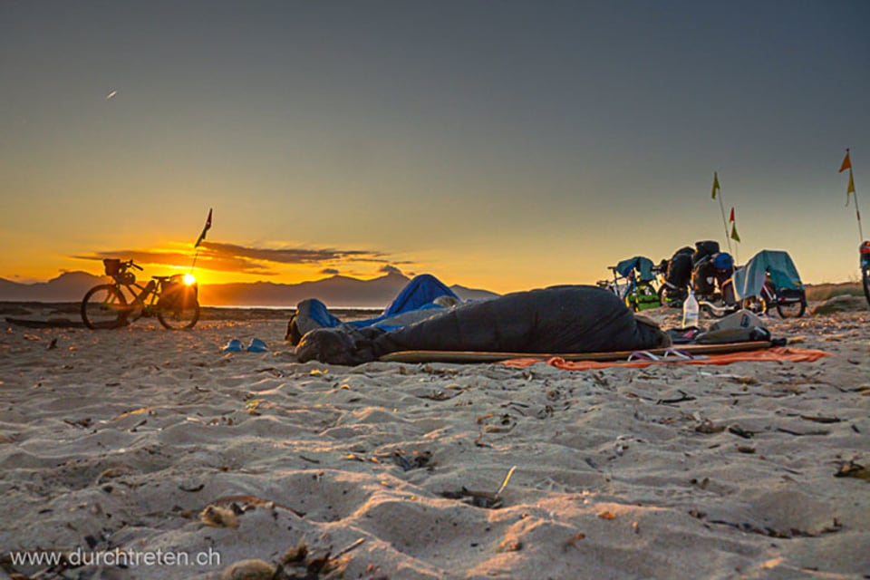 Schlafsack am Strand