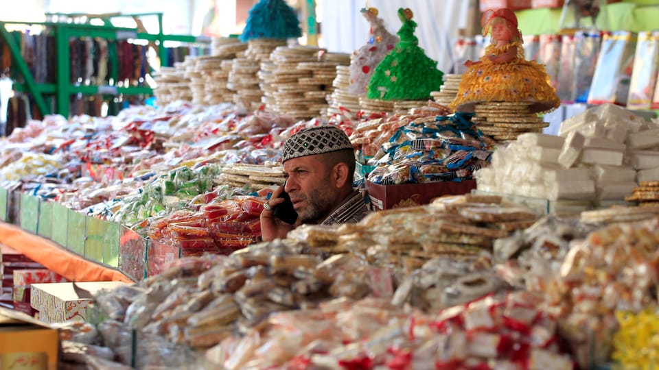 Markthändler mit Süssigkeitenstand in Kairo