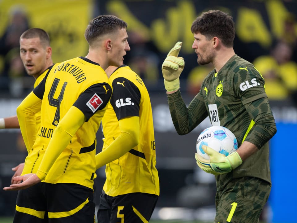 Borussia Dortmund Spieler im Gespräch auf dem Spielfeld.