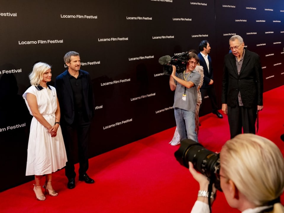 Personen auf dem roten Teppich beim Locarno Film Festival, Fotografen im Vordergrund.