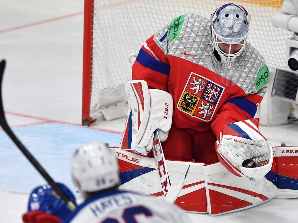 Eishockeytorhüter in der Tschechischen Nationalmannschaft fängt den Puck.