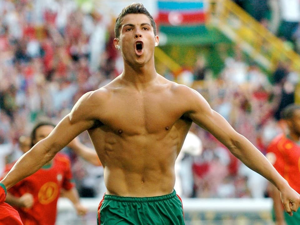 Portugals Fussballer Cristiano Ronaldo jubelt nach einem Treffer mit nacktem Oberkörper.