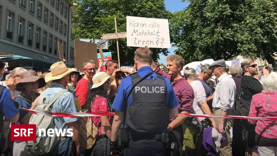 Lockdowngegner In Bern - Demonstration Beim Bundesplatz Trotz Verbot ...